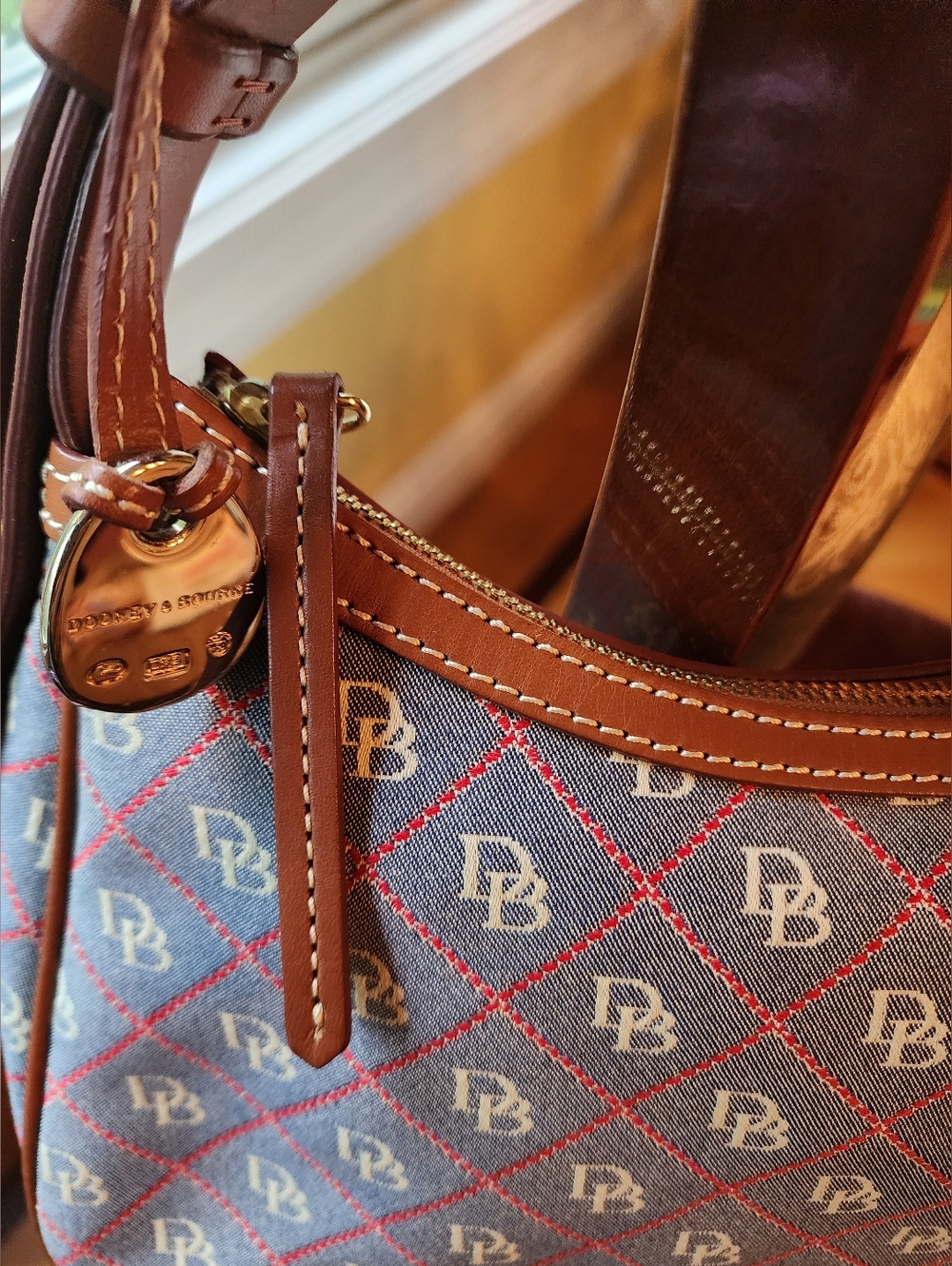 👜 Dooney & Bourke Monogram Shoulder Bag – Very Good Condition - Picture 4 of 7